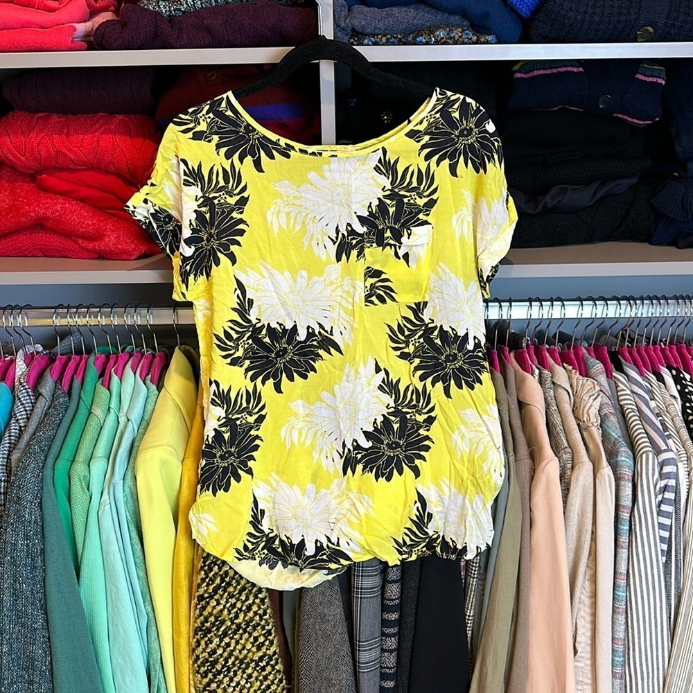 Loft yellow, black & white flower print short sleeve scoop neck top size XS